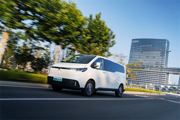 上汽大通MAXUS轻客家族“三电齐发”,大拿M1携手2025款新途EV70、新途EV90上市发布